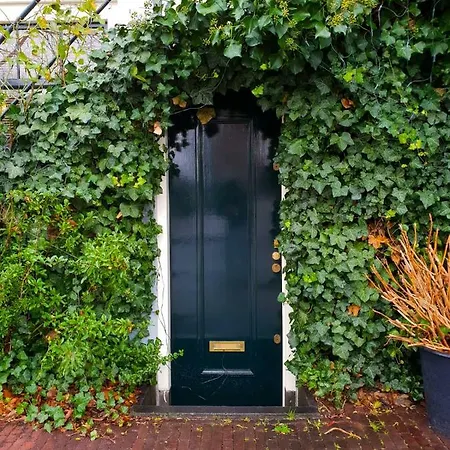 Houseboat - With A View Bed and Breakfast 3*