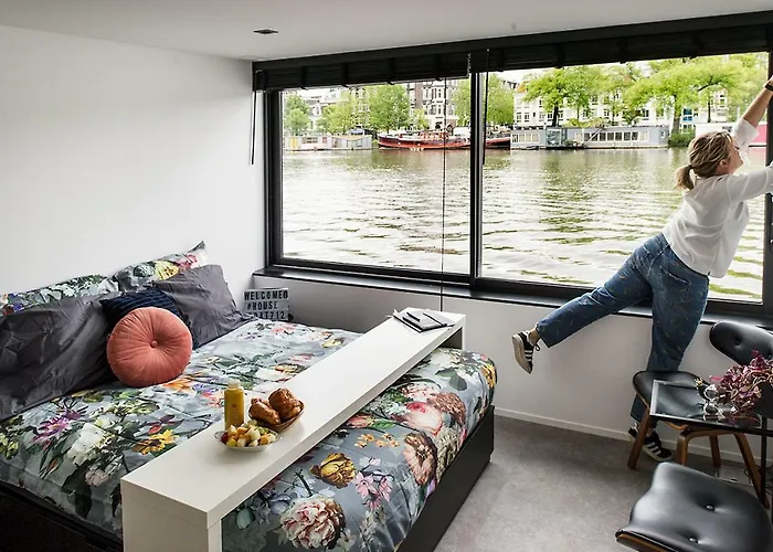Houseboat - With A View Bed & Breakfast 3*