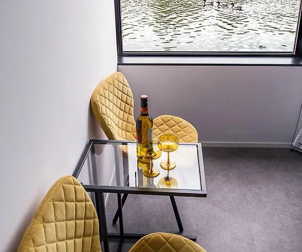 Houseboat - With A View Bed & Breakfast 3*